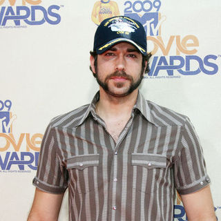 Zachary Levi in 18th Annual MTV Movie Awards - Arrivals