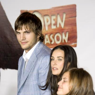 Ashton Kutcher, Demi Moore in Open Season Los Angeles Premiere - Red Carpet