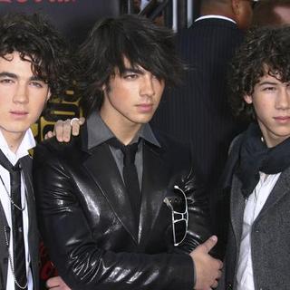 Jonas Brothers in 2007 American Music Awards - Red Carpet