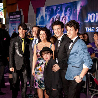 Jonas Brothers, Denise Jonas, Paul Jonas, Frankie Jonas in "Jonas Brothers: The 3D Concert Experience" World Premiere - Arrivals