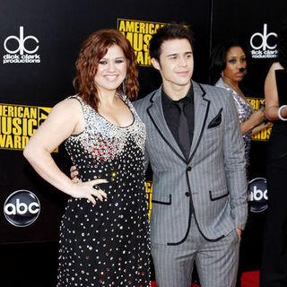 Kelly Clarkson, Kris Allen in 2009 American Music Awards - Arrivals
