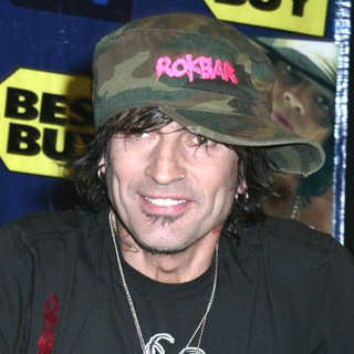Tommy Lee in Tommy Lee Signs Copies Of His New Album Tommyland The Ride at Best Buy