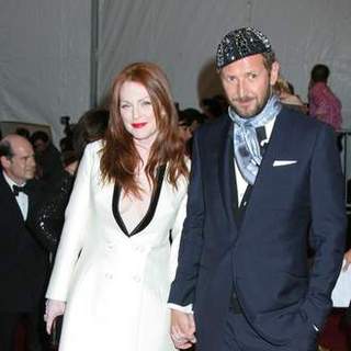 Julianne Moore in Poiret, King of Fashion - Costume Institute Gala at The Metropolitan Museum of Art - Arrivals