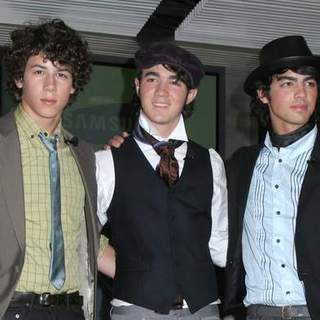 Jonas Brothers in Disney's Hollywood Records To Reveal CDVU +Technology
