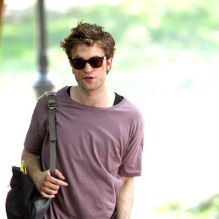 Robert Pattinson in Robert Pattinson Filming "Remember Me" in Central Park on June 30, 2009