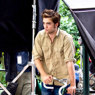 Robert Pattinson in Robert Pattinson Filming "Remember Me" in Washington Square Park in New York on July 2, 2009