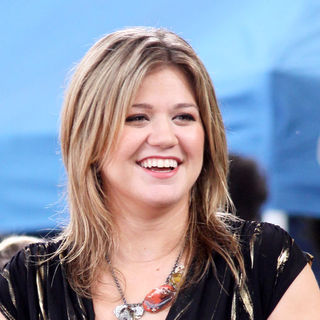 Kelly Clarkson in Kelly Clarkson in Concert on Good Morning America Summer Concert Series - July 31, 2009