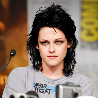 Kristen Stewart in Press Conference for Summit Entertainment's "New Moon"