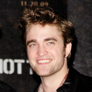 Robert Pattinson in "The Twilight Saga: New Moon" Hollywood & Highland Hot Topic Cast Signings