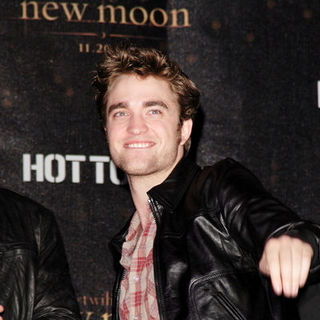 Robert Pattinson in "The Twilight Saga: New Moon" Hollywood & Highland Hot Topic Cast Signings