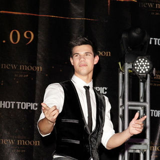 Taylor Lautner in "The Twilight Saga: New Moon" Hollywood & Highland Hot Topic Cast Signings