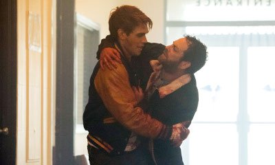 'Riverdale': Archie Tries to Save Dying Fred in Season 2 First-Look Photo