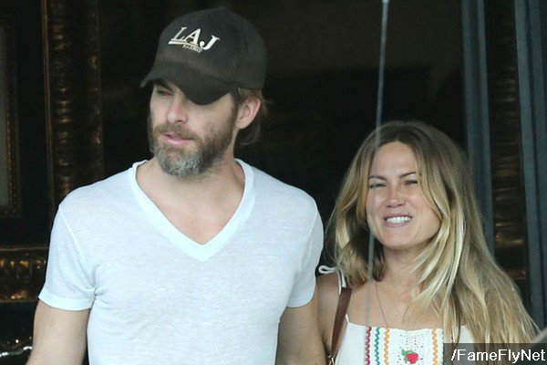 Chris Pine Is NOT Cheating on Vail Bloom