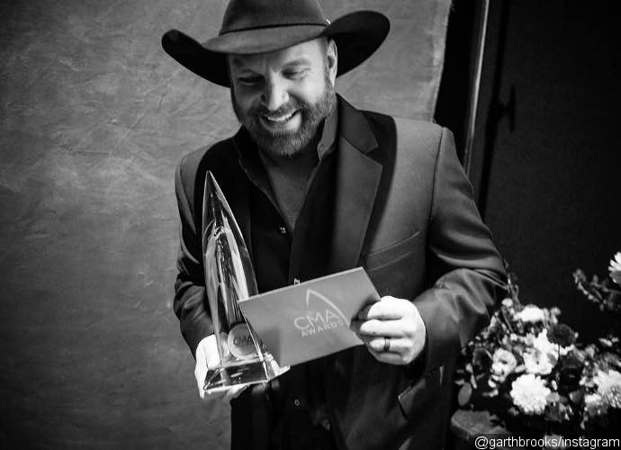 CMA Awards 2017: Garth Brooks Wins Entertainer of the Year for the Sixth Time. See Full Winner List!