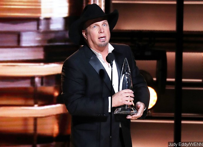 CMA Awards 2016: Garth Brooks Wins Entertainer of the Year Presented by Taylor Swift