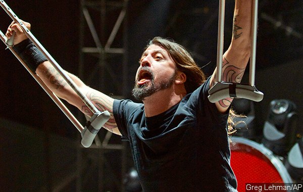 Dave Grohl Brings Crying Fan Onstage to Perform With Him at Foo Fighters Concert