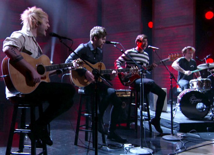 5 Seconds of Summer Plays Acoustic Version of 'Hey Everybody!' on 'CONAN'