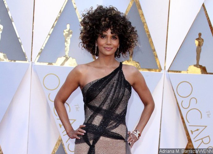 Halle Berry Rocks Big Curly Locks at the Academy Awards