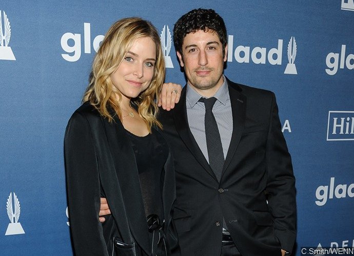Jason Biggs Cups Pregnant Jenny Mollen's Naked Boobs in Raunchy Selfie
