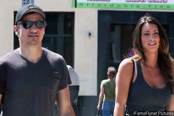 Jeremy Renner S Wife Sonni Pacheco Files For Divorce