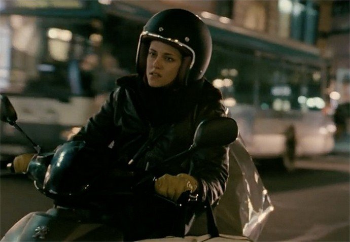 Kristen Stewart Spooked by Ghost in 'Personal Shopper' Trailer