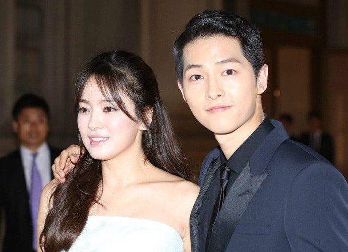 Song Joong Ki and Song Hye Kyo Caught on a Date in Paris