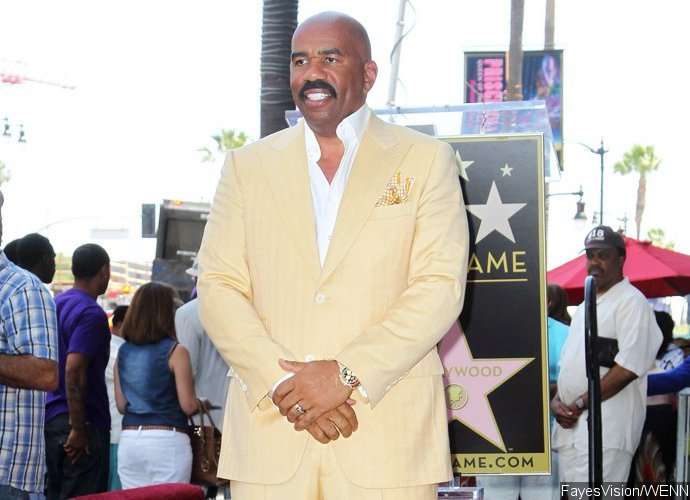 Steve Harvey Is Back Onstage of the 2016 Miss Universe, Pokes Fun at Last Year's Flub
