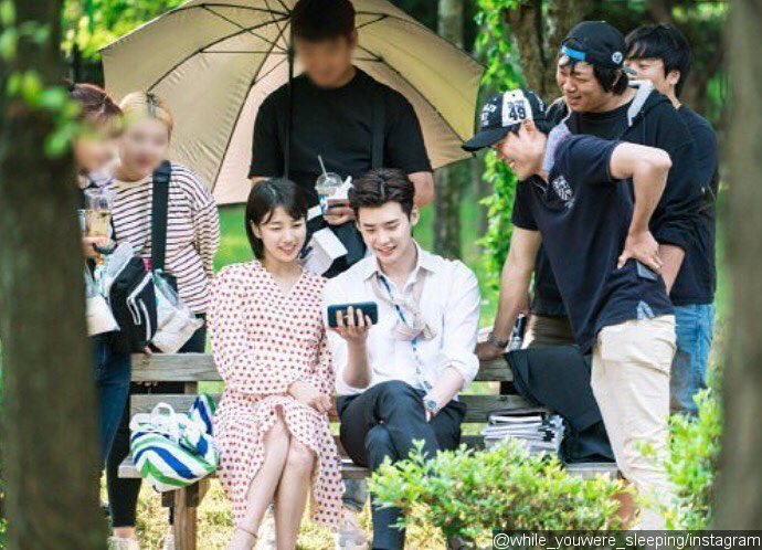 'While You Were Sleeping' Reveals On-Set Pic of Suzy and Lee Jong Suk as They Wrap Up Filming