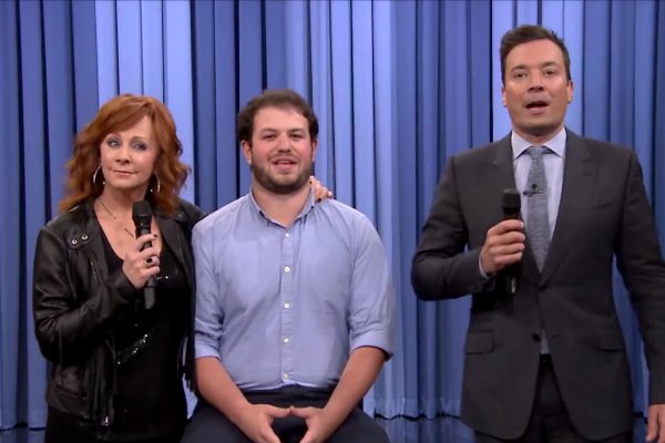 Video: Reba McEntire and Jimmy Fallon Serenade Fan With New Song on 'Tonight Show'