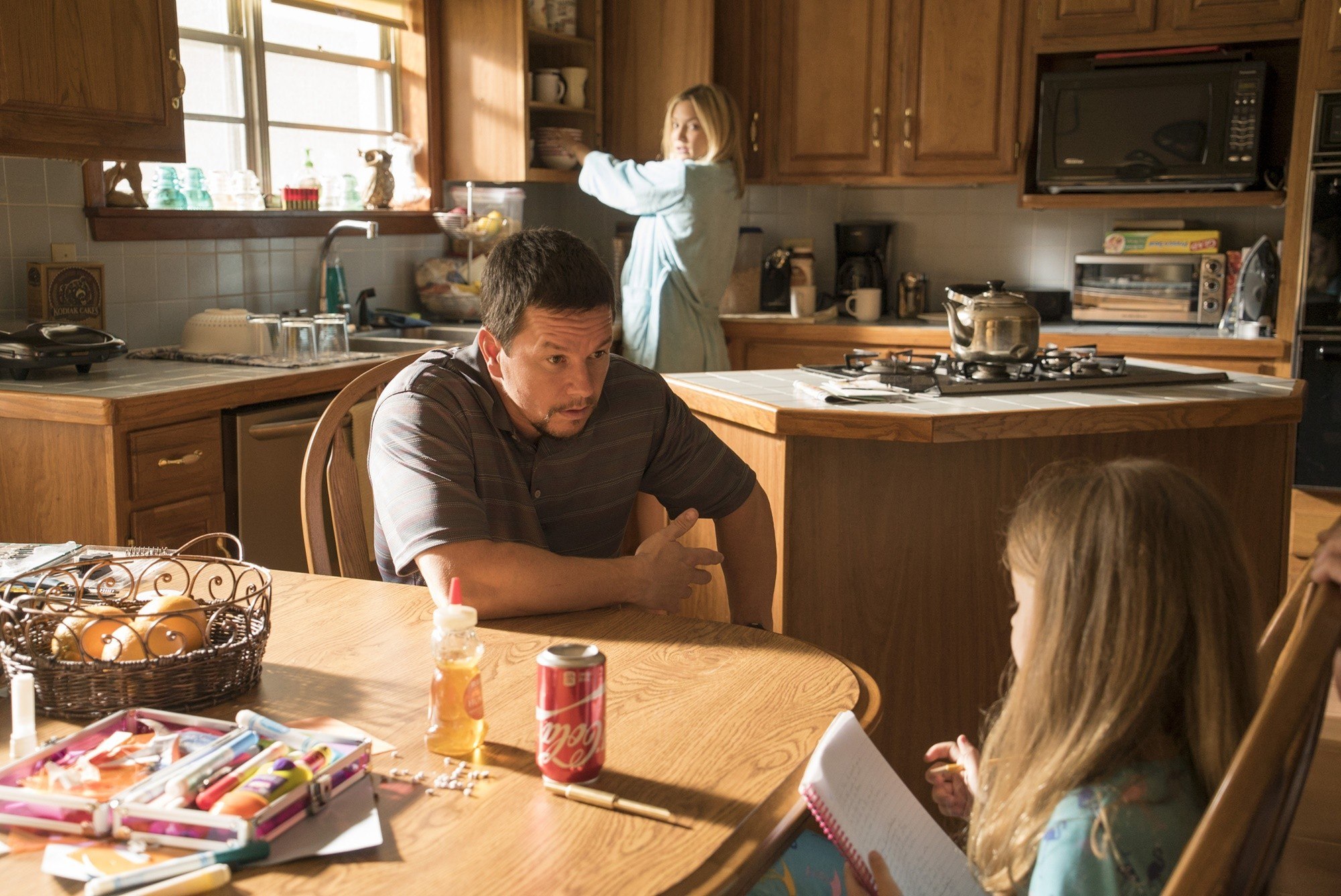 Mark Wahlberg (stars as Mike Williams) and Kate Hudson in Lionsgate Films' Deepwater Horizon (2016)