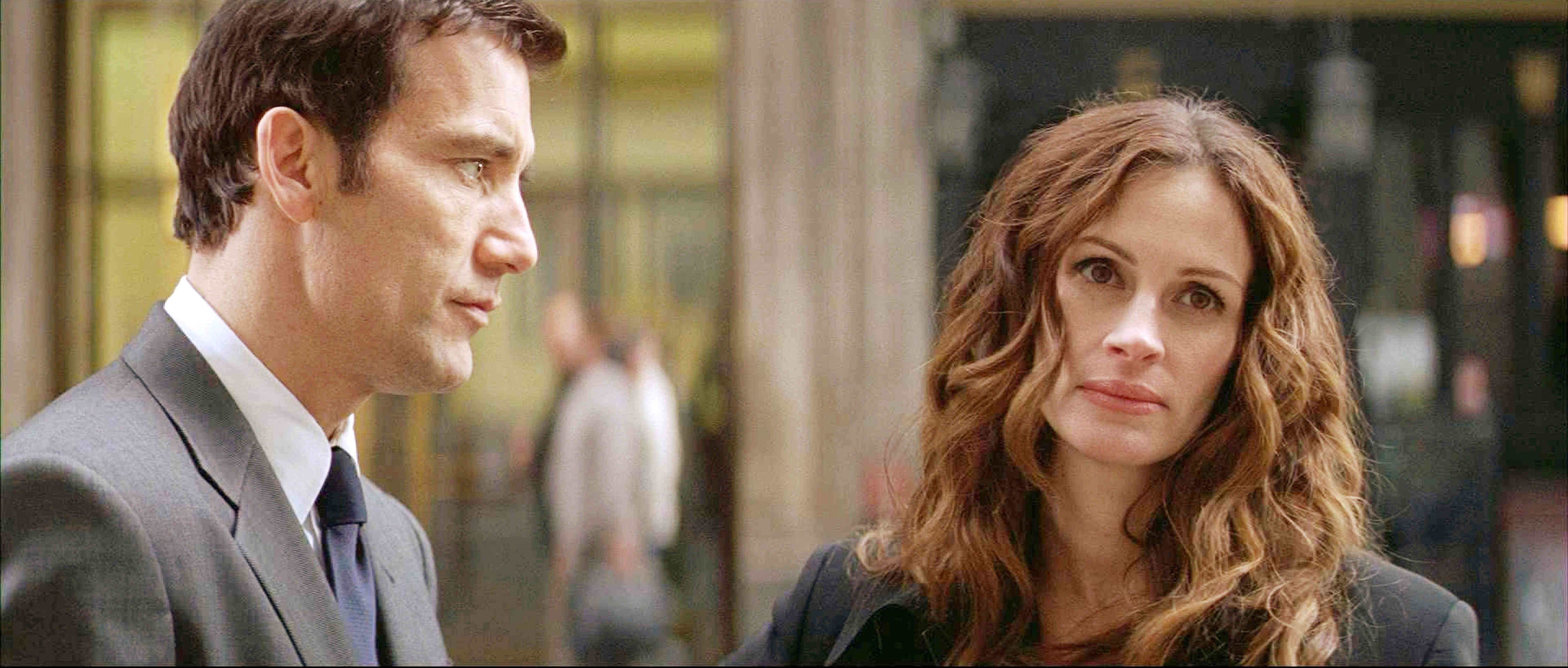 Clive Owen stars as Ray Koval and Julia Roberts stars as Claire Stenwick in Universal Pictures' Duplicity (2009)