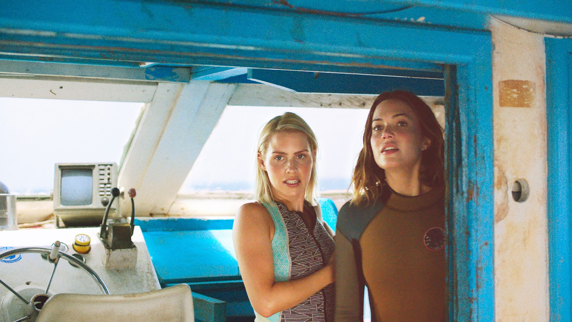 Claire Holt stars as Kate and Mandy Moore stars as Lisa in Dimension Films' 47 Meters Down (2017)