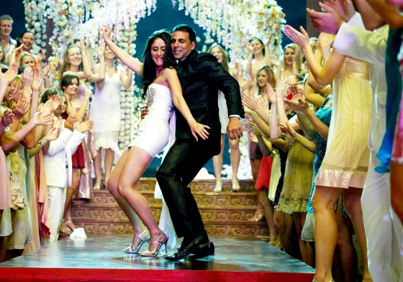 Kareena Kapoor stars as Simrita Rai and Akshay Kumar stars as Viraj Shergill in Eros International's Incredible Love (2009)