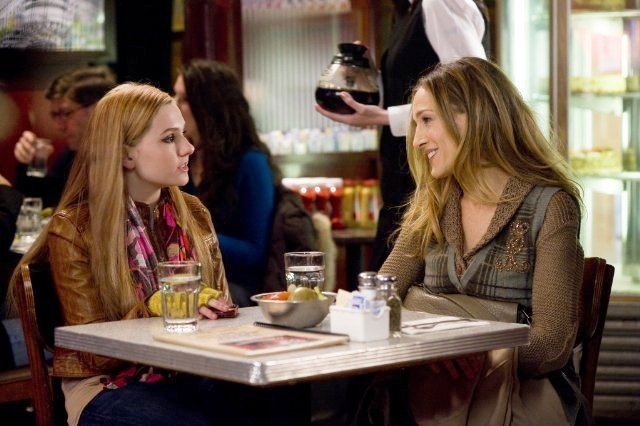 Abigail Breslin stars as Hailey and Sarah Jessica Parker stars as Kate in Warner Bros. Pictures' New Year's Eve (2011)