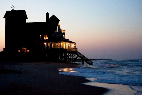 A scene from Warner Bros. Pictures' Nights in Rodanthe (2008)