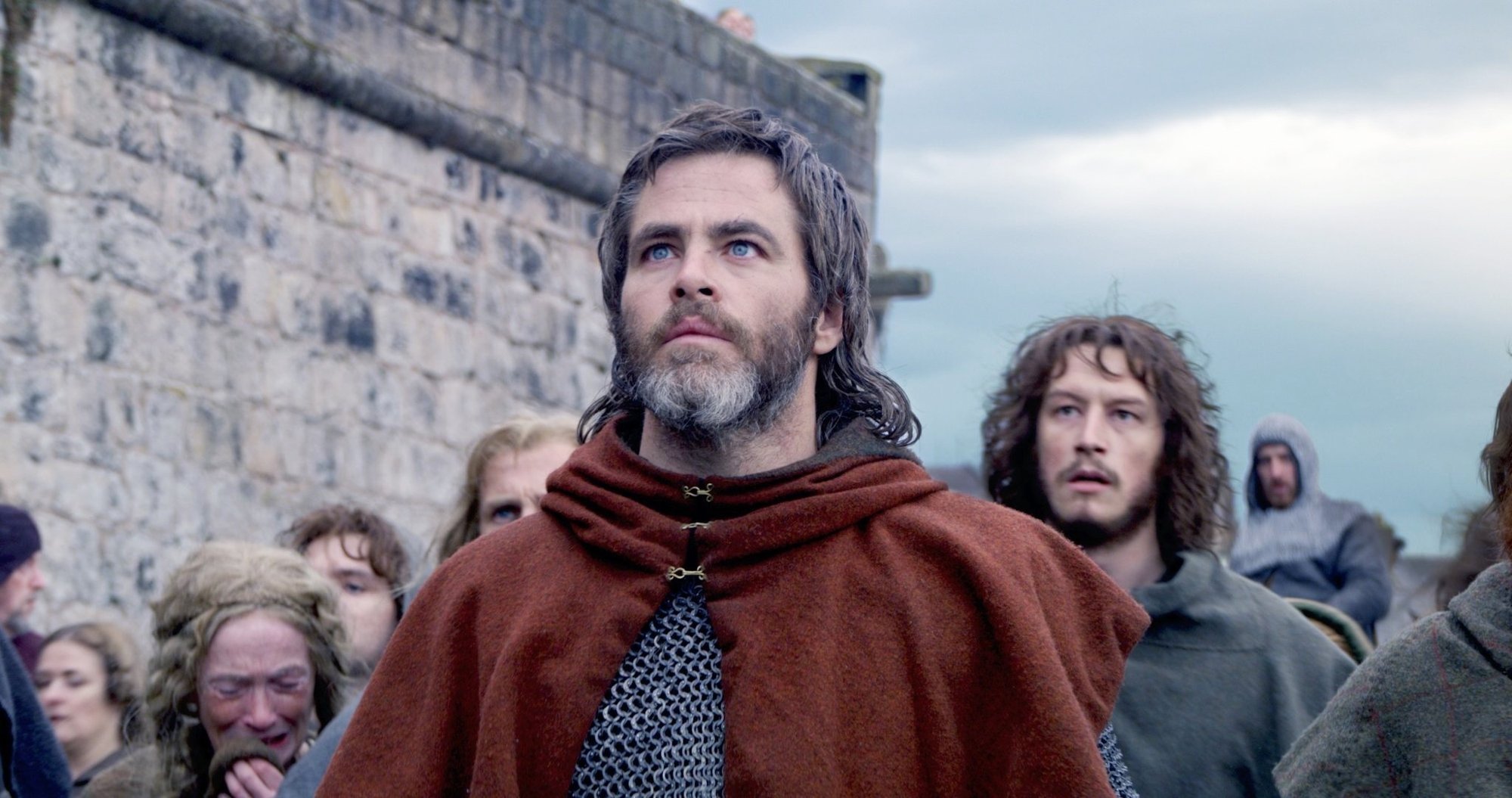 Chris Pine stars as Robert The Bruce in Netflix's Outlaw King (2018)