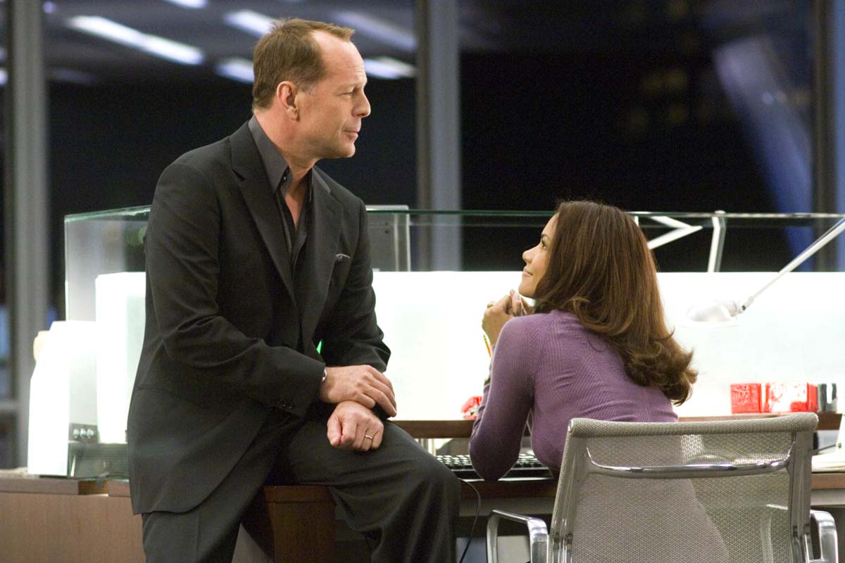 Bruce Willis and Halle Berry in Columbia Pictures' Perfect Stranger (2007)