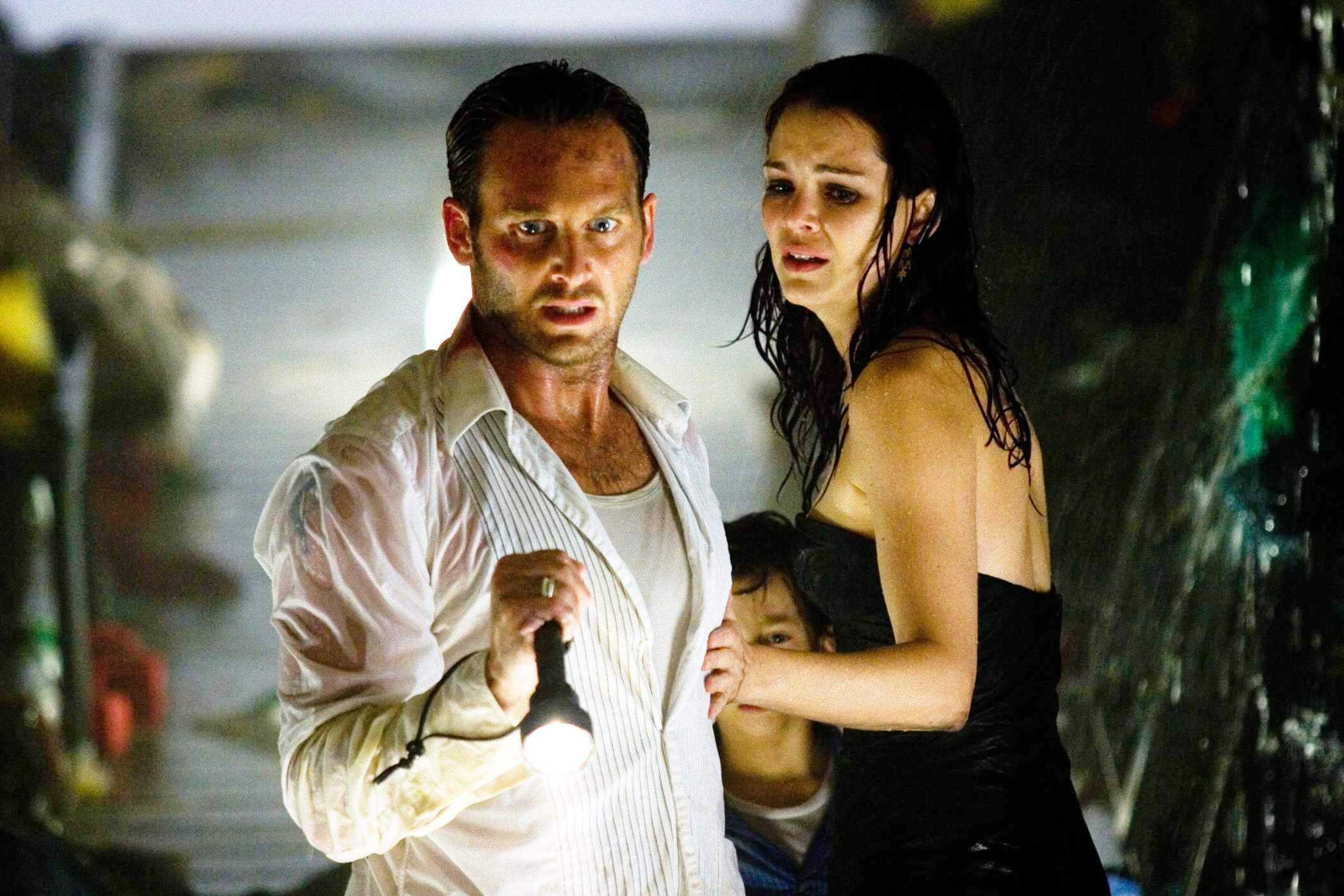 JOSH LUCAS as Dylan Johns and JACINDA BARRETT as Maggie James in Warner Bros Pictures' Poseidon (2006)
