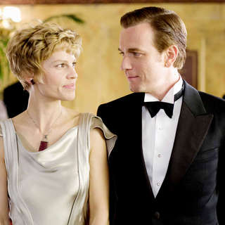 Hilary Swank stars as Amelia Earhart and Ewan McGregor stars as Gene Vidal in Fox Searchlight Pictures' Amelia (2009)