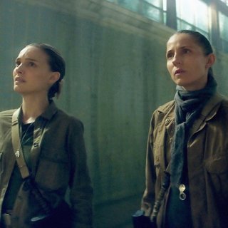 Natalie Portman stars as Lena and Tuva Novotny stars as Cass Sheppard in Paramount Pictures' Annihilation (2018)