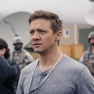 Jeremy Renner stars as Ian Donnelly in Paramount Pictures' Arrival (2016)