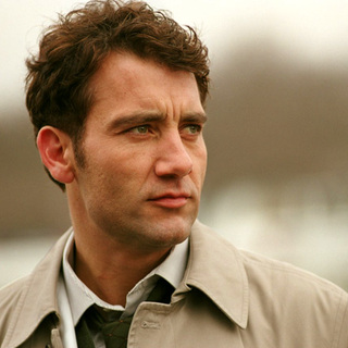 Clive Owen as Larry in Columbia Pictures' Closer (2004)