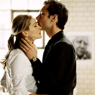 Julia Roberts and Jude Law in Columbia Pictures' Closer (2004)