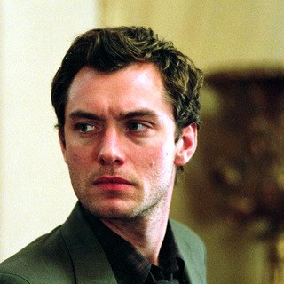 Jude Law as Dan in Columbia Pictures' Closer (2004)