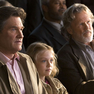 Kurt Russell, Dakota Fanning and Kris Kristofferson played as a family in Dreamer: Inspired by a True Story (2005)