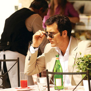 Clive Owen stars as Ray Koval in Universal Pictures' Duplicity (2009)