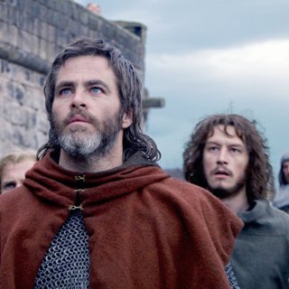 Chris Pine stars as Robert The Bruce in Netflix's Outlaw King (2018)