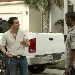 Mark Wahlberg stars as Stig and Denzel Washington stars as Bobby in Universal Pictures' 2 Guns (2013)