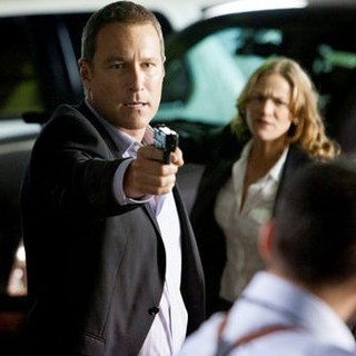John Corbett stars as Detective Duncan Hatcher and Kelly Overton stars as Detective Deedee Bowen in TNT's Ricochet (2011)