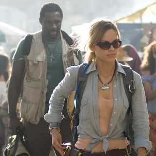 IDRIS ELBA as Ben (in background) and HILARY SWANK as Katherine in Warner Bros. Pictures' The Reaping (2006)